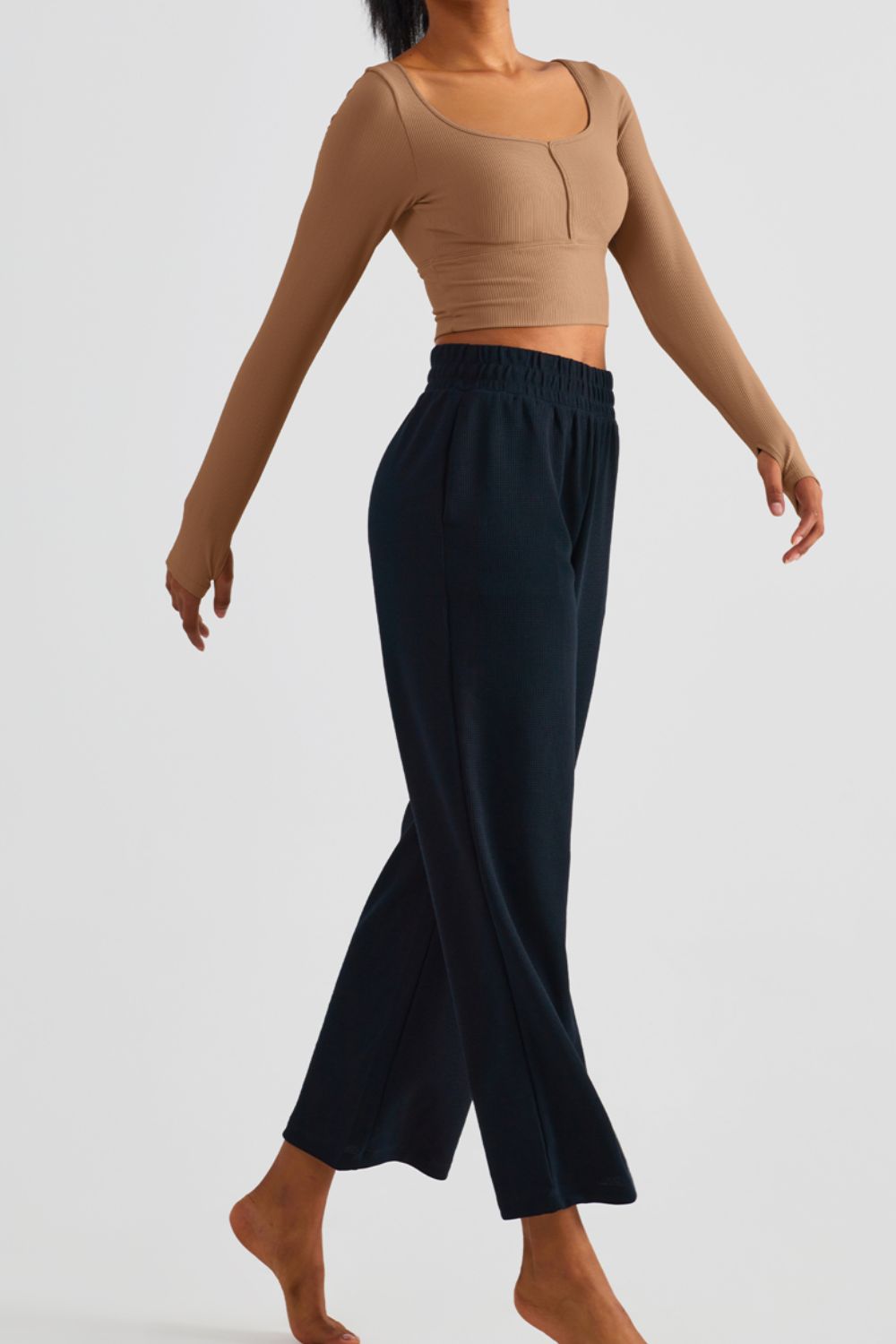 Scoop Neck Thumbhole Sleeve Cropped Sports Top Shapelust